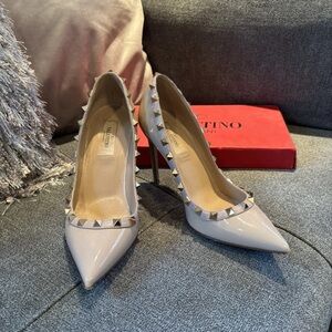 Valentino Garavani Rockstud Beige Patent  Pump Size 37